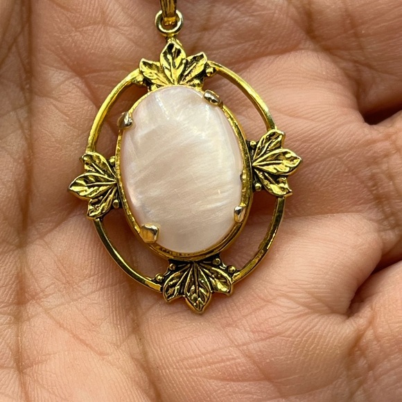 Gold Tone and Light Pink Stone Oval Leaf Pendant Necklace Vintage - Picture 11 of 16